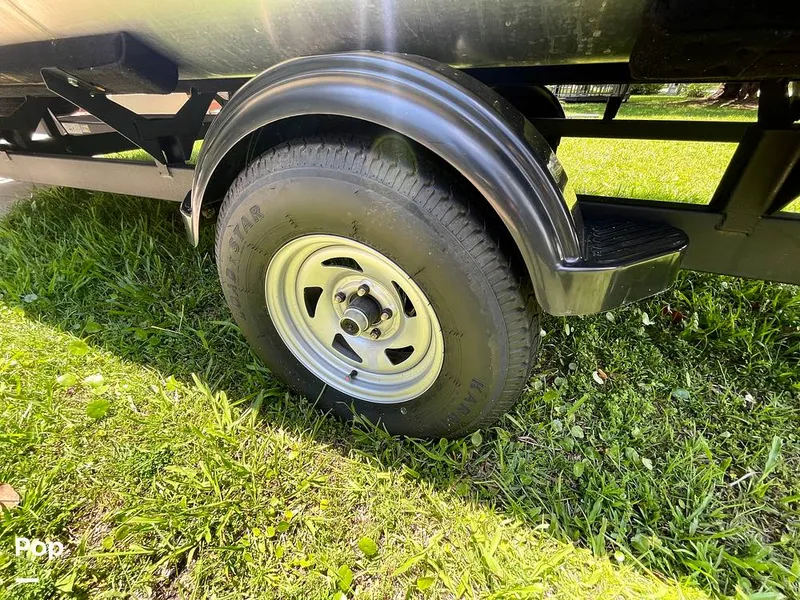 Slide: The Image of Sun Tracker Party Barge 18 DLX 2023 - 14328979