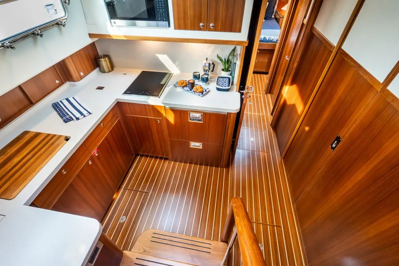 Slide: The Image of Hunt 56 Flybridge 2027 - 47