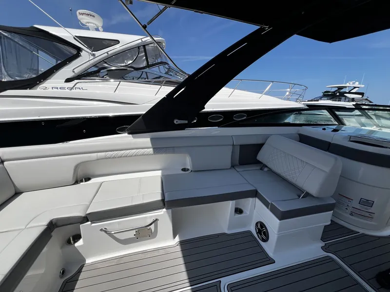 Slide: The Image of Sea Ray SDX 290 2026 - 14