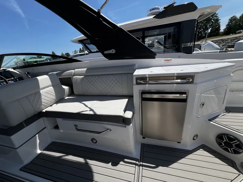 Slide: The Image of Sea Ray SDX 290 2026 - 16