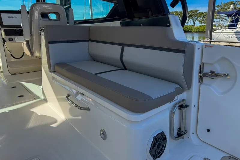Slide: The Image of Boston Whaler 330 VANTAGE 2025 - 10