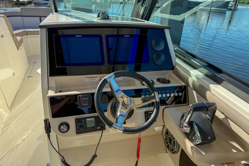 Slide: The Image of Boston Whaler 330 VANTAGE 2025 - 13