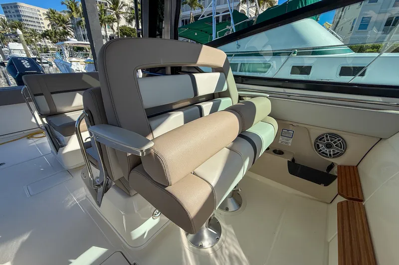 Slide: The Image of Boston Whaler 330 VANTAGE 2025 - 16