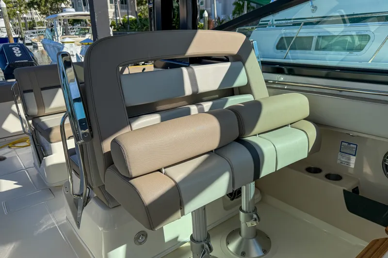 Slide: The Image of Boston Whaler 330 VANTAGE 2025 - 17