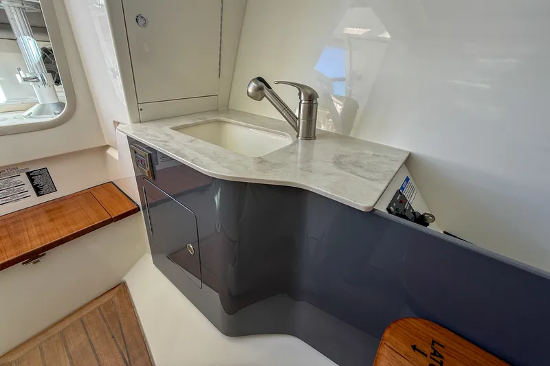 Slide: The Image of Boston Whaler 330 VANTAGE 2025 - 20