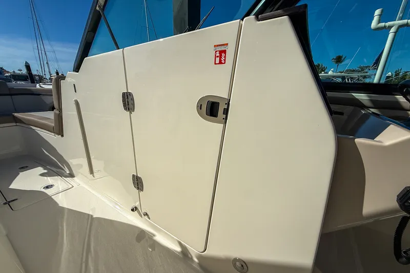 Slide: The Image of Boston Whaler 330 VANTAGE 2025 - 22