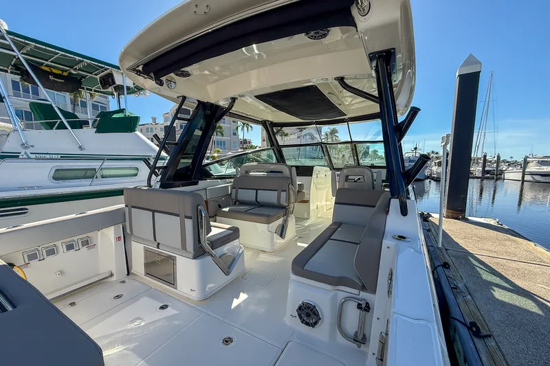 Slide: The Image of Boston Whaler 330 VANTAGE 2025 - 3
