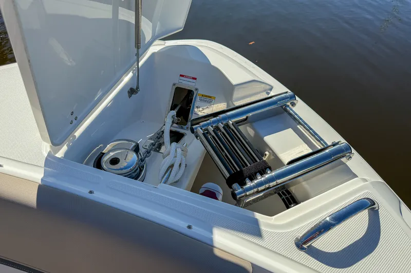 Slide: The Image of Boston Whaler 330 Vantage 2025 - 31