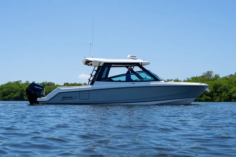 Slide: The Image of Boston Whaler 330 Vantage 2025 - 32
