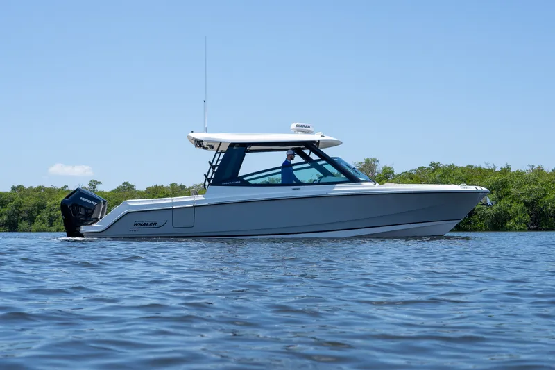 Slide: The Image of Boston Whaler 330 Vantage 2025 - 33