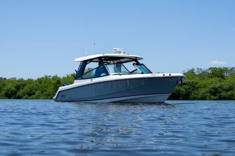 Slide: The Image of Boston Whaler 330 Vantage 2025 - 34