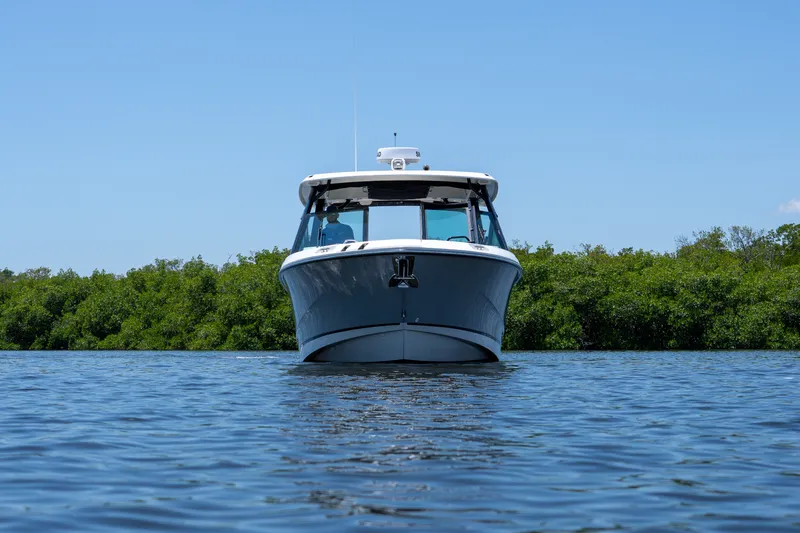 Slide: The Image of Boston Whaler 330 Vantage 2025 - 35