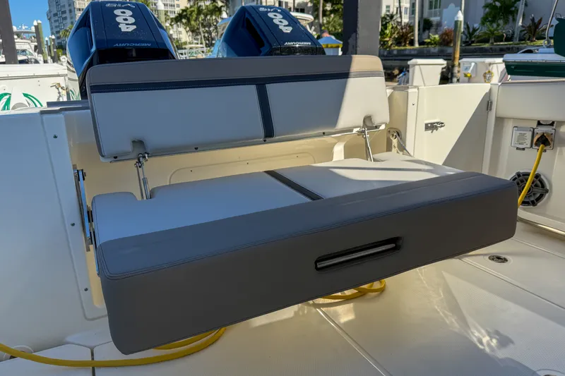 Slide: The Image of Boston Whaler 330 VANTAGE 2025 - 4
