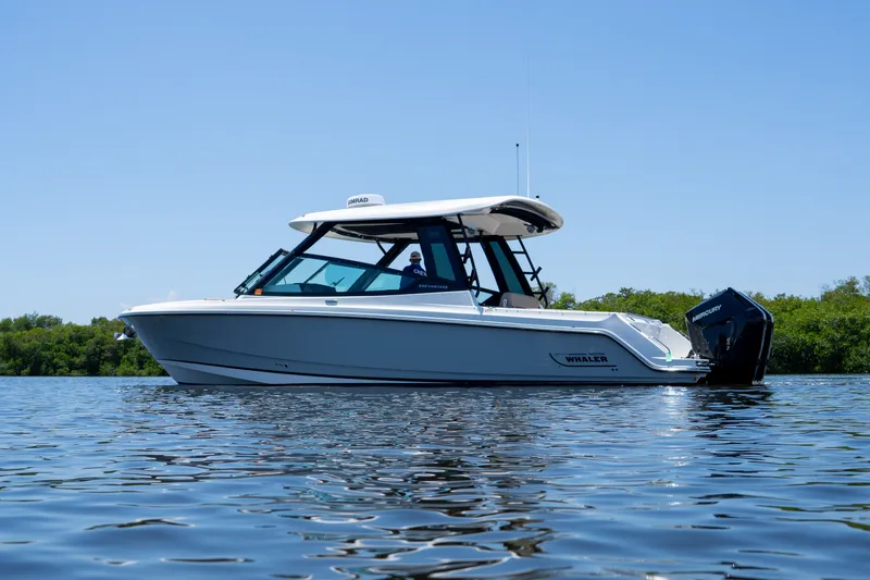 Slide: The Image of Boston Whaler 330 Vantage 2025 - 40