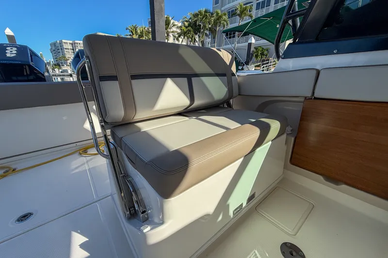 Slide: The Image of Boston Whaler 330 VANTAGE 2025 - 7