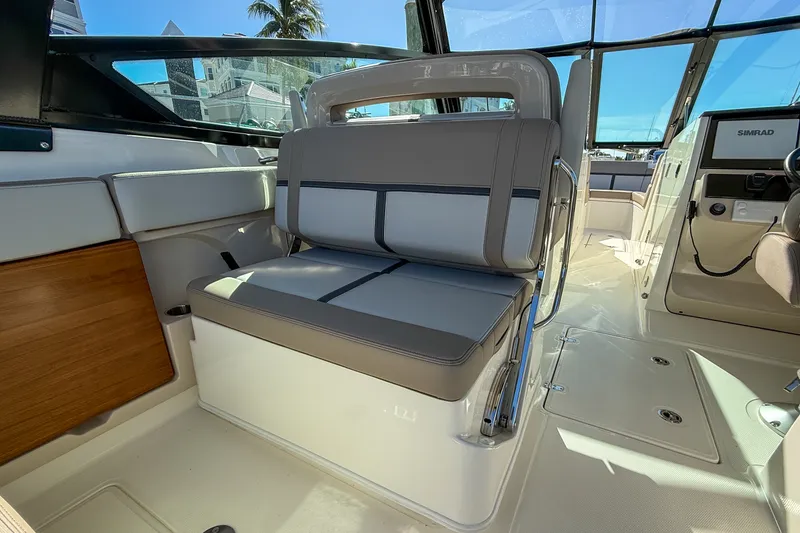 Slide: The Image of Boston Whaler 330 VANTAGE 2025 - 8