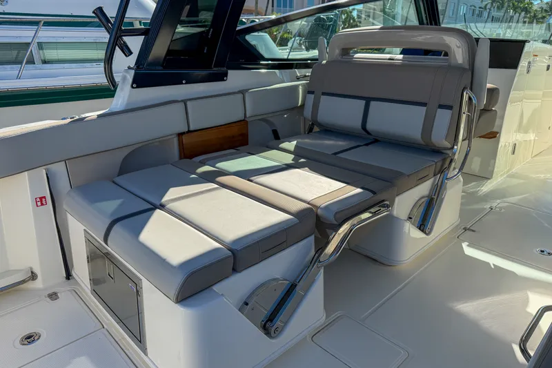 Slide: The Image of Boston Whaler 330 VANTAGE 2025 - 9
