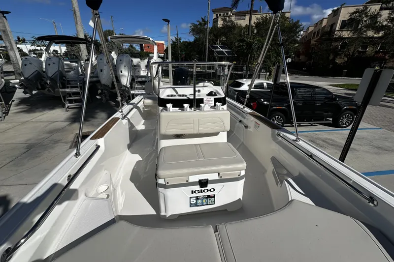 Slide: The Image of Boston Whaler 170 Montauk 2026 - 16