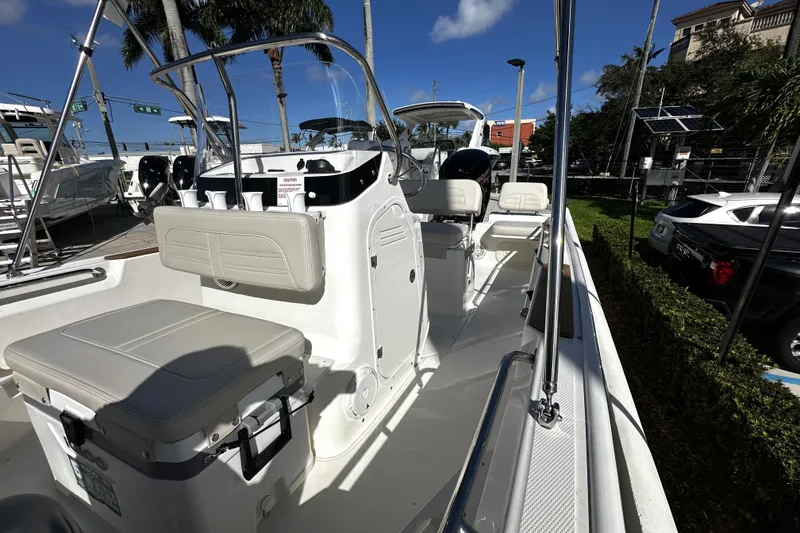 Slide: The Image of Boston Whaler 170 Montauk 2026 - 17