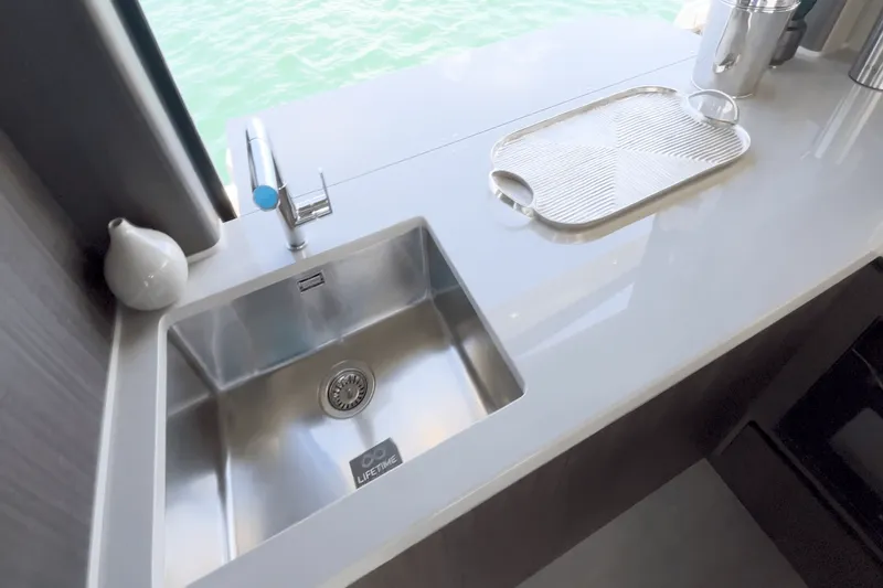 Slide: The Image of Galeon 560 FLY 2024 - 41