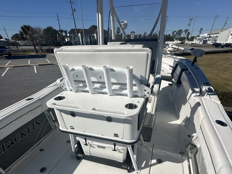 Slide: The Image of Blackfin 252 CC 2021 - 12