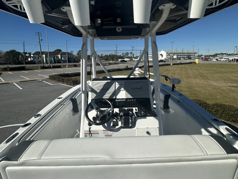 Slide: The Image of Blackfin 252 CC 2021 - 16