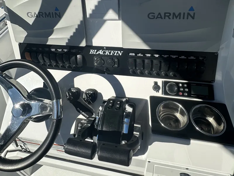 Slide: The Image of Blackfin 252 CC 2021 - 18