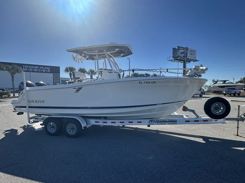 Slide: The Image of Blackfin 252 CC 2021 - 5