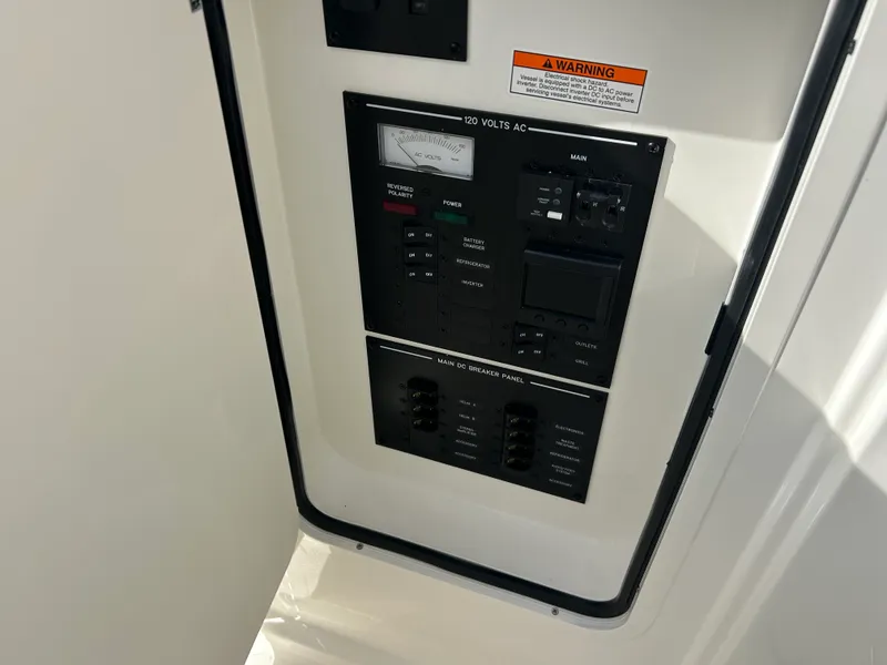 Slide: The Image of Sea Ray SLX 310 Outboard 2026 - 18