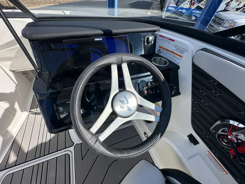 Slide: The Image of Sea Ray SPX 210 Outboard 2026 - 15