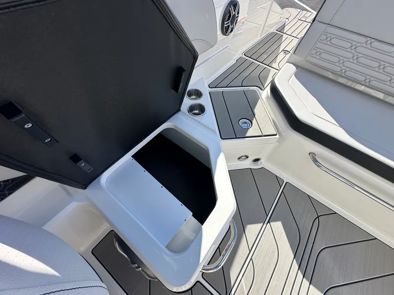 Slide: The Image of Sea Ray SPX 210 Outboard 2026 - 18