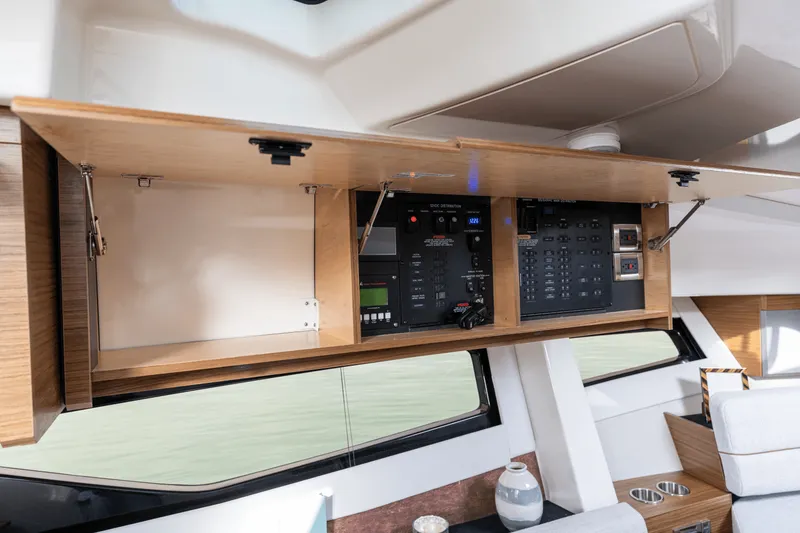 Slide: The Image of Boston Whaler 365 Conquest 2026 - 90