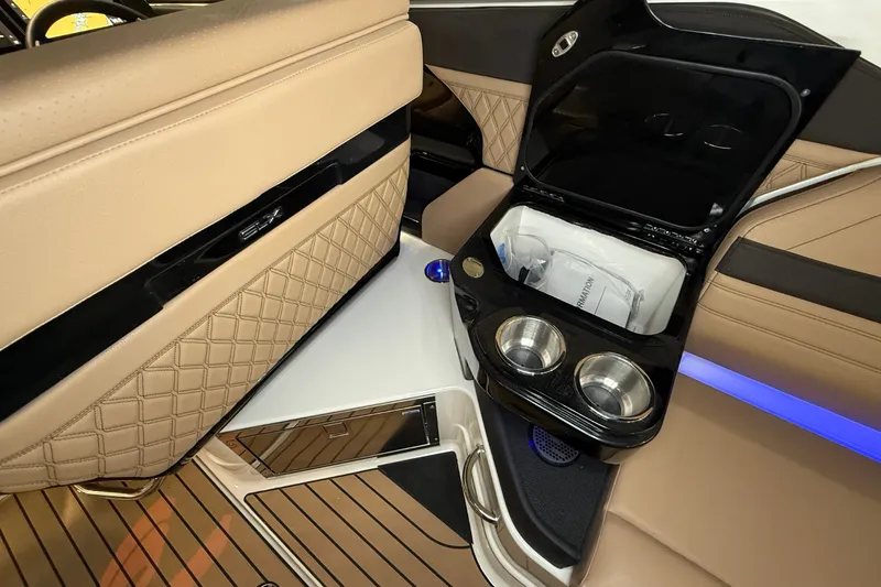 Slide: The Image of Sea Ray SLX 280 2026 - 10