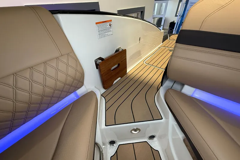 Slide: The Image of Sea Ray SLX 280 2026 - 11