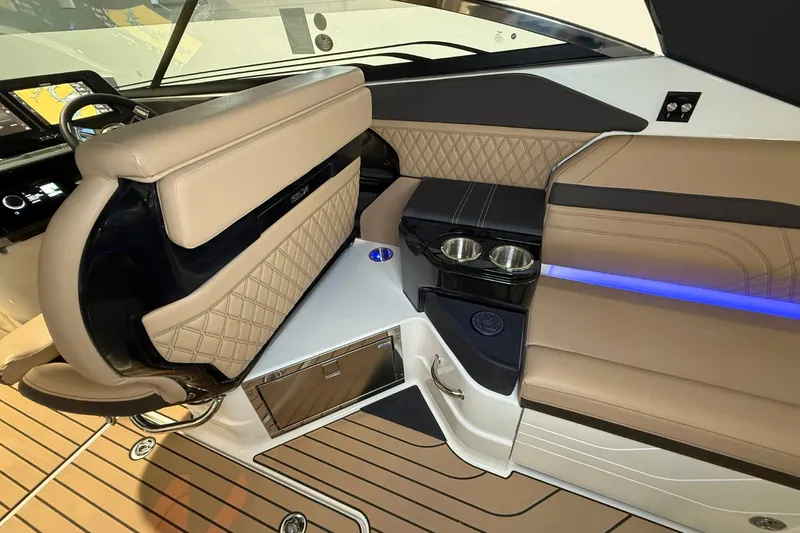 Slide: The Image of Sea Ray SLX 280 2026 - 13