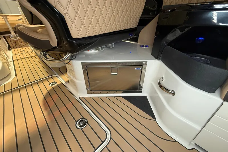 Slide: The Image of Sea Ray SLX 280 2026 - 14