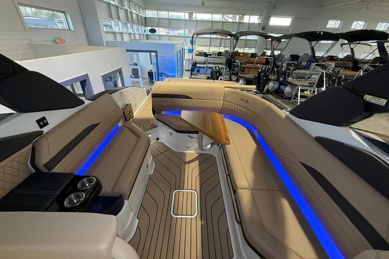 Slide: The Image of Sea Ray SLX 280 2026 - 16