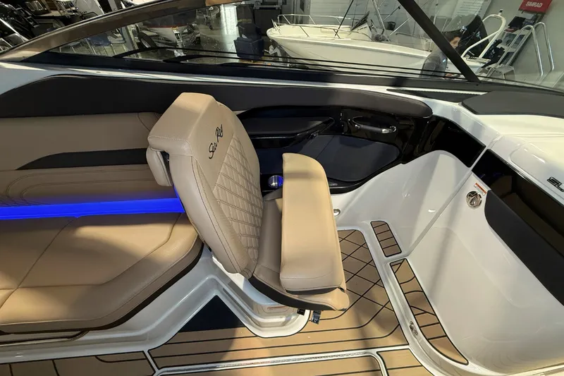 Slide: The Image of Sea Ray SLX 280 2026 - 18