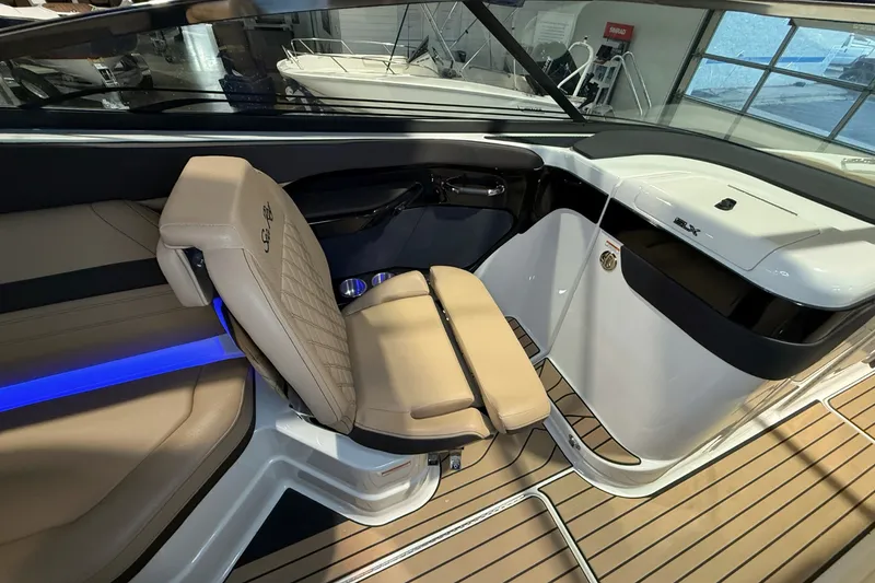 Slide: The Image of Sea Ray SLX 280 2026 - 19