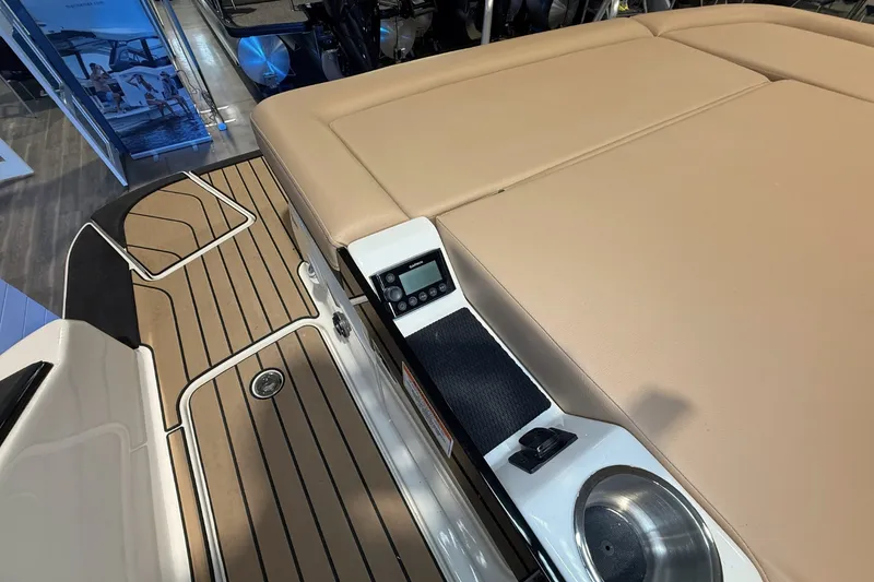 Slide: The Image of Sea Ray SLX 280 2026 - 9