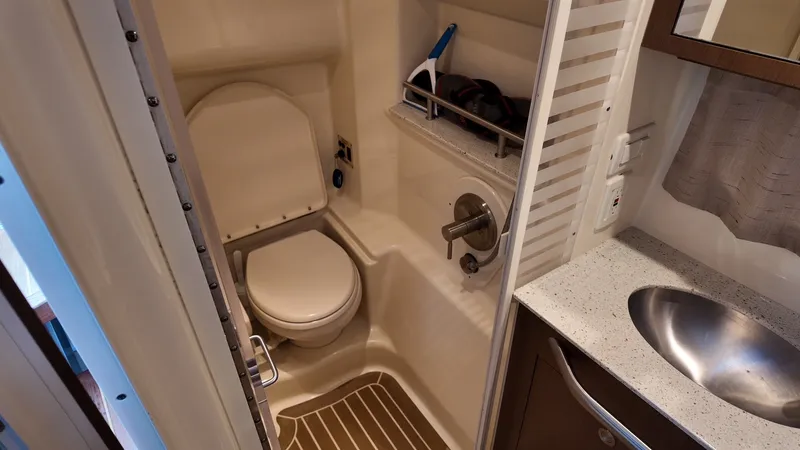 Slide: The Image of Sea Ray 370 SUNDANCER 2016 - 26