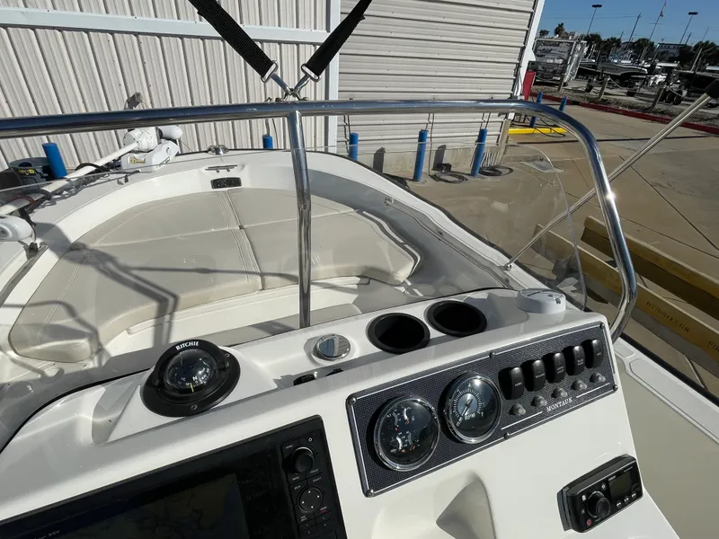 Slide: The Image of Boston Whaler 190 MONTAUK 2019 - 10