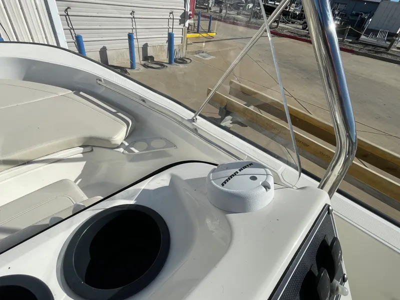 Slide: The Image of Boston Whaler 190 MONTAUK 2019 - 11