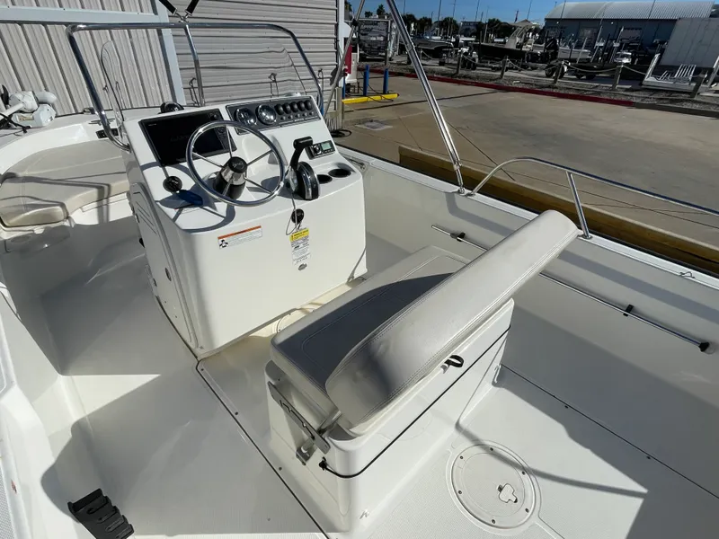 Slide: The Image of Boston Whaler 190 MONTAUK 2019 - 12