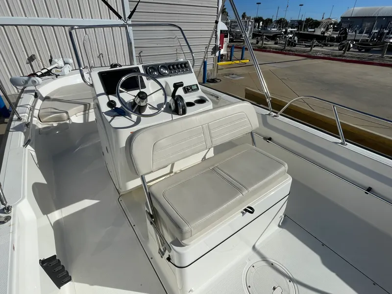 Slide: The Image of Boston Whaler 190 MONTAUK 2019 - 13