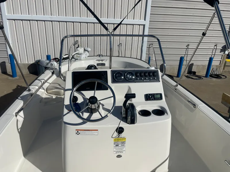 Slide: The Image of Boston Whaler 190 MONTAUK 2019 - 7