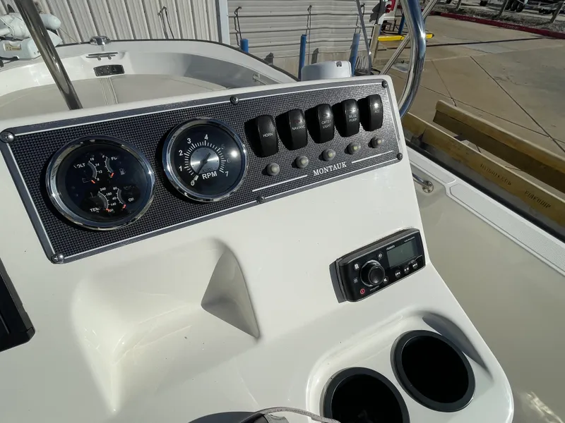 Slide: The Image of Boston Whaler 190 MONTAUK 2019 - 9