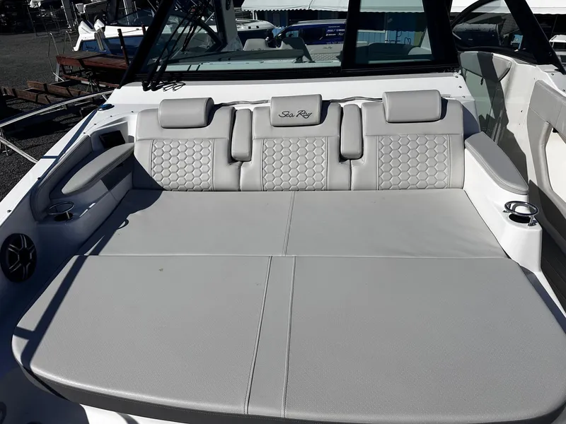 Slide: The Image of Sea Ray Sundancer 320 Outboard 2026 - 10