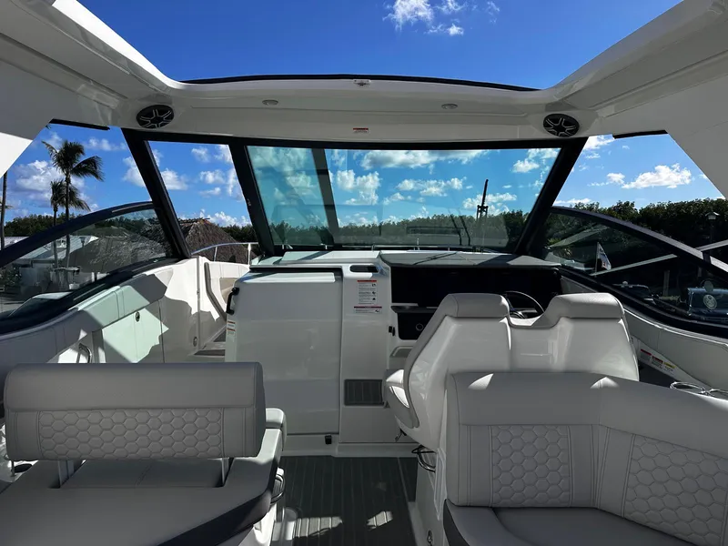 Slide: The Image of Sea Ray Sundancer 320 Outboard 2026 - 23