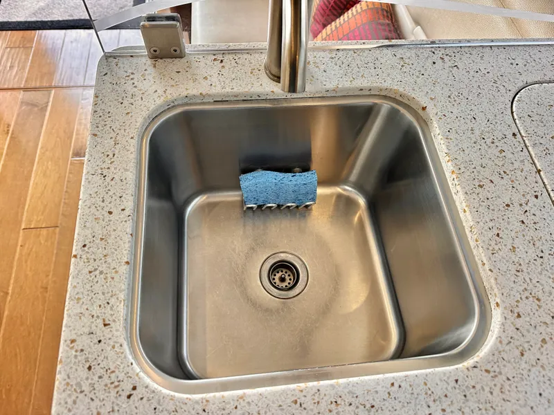 Slide: The Image of Sea Ray 400 SUNDANCER 2016 - 15